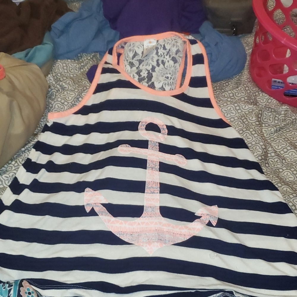 Shirt has small hole not noticeable